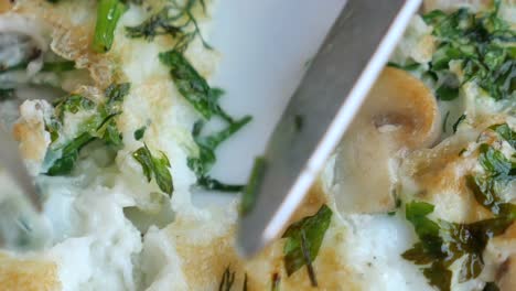 huevos revueltos con setas y hierbas