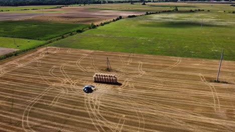 disparo de arial drone de granjero trabajando en los campos con tractor