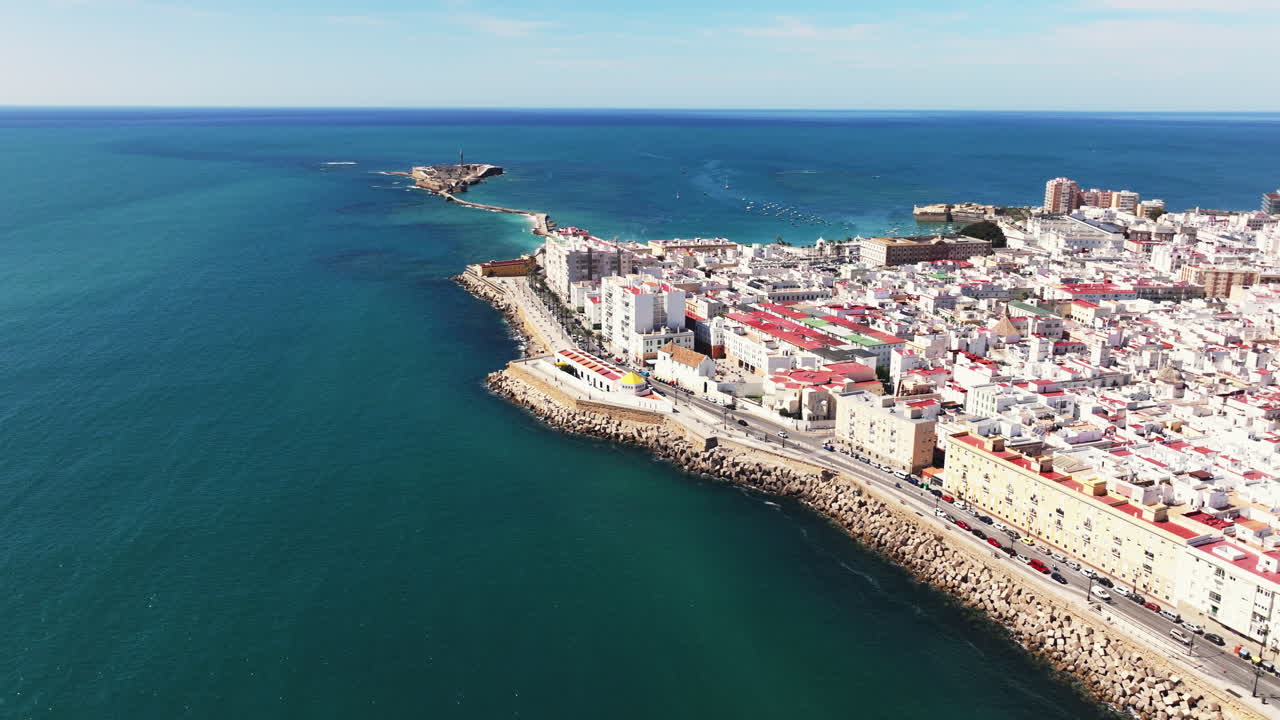 Veduta aerea da drone del paesaggio urbano di Cadice in Spagna, Andalusia, Europa, in una giornata di sole, di fronte alla Cattedrale di Cadice e al lungomare. Rapida panoramica del drone. Grading cinematografico dark.