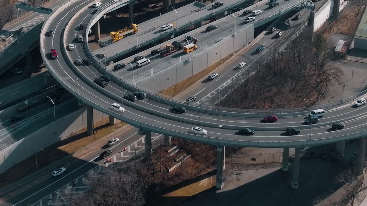 Verkehrsfluss auf dem Highway in New York City während der Tagesstunden