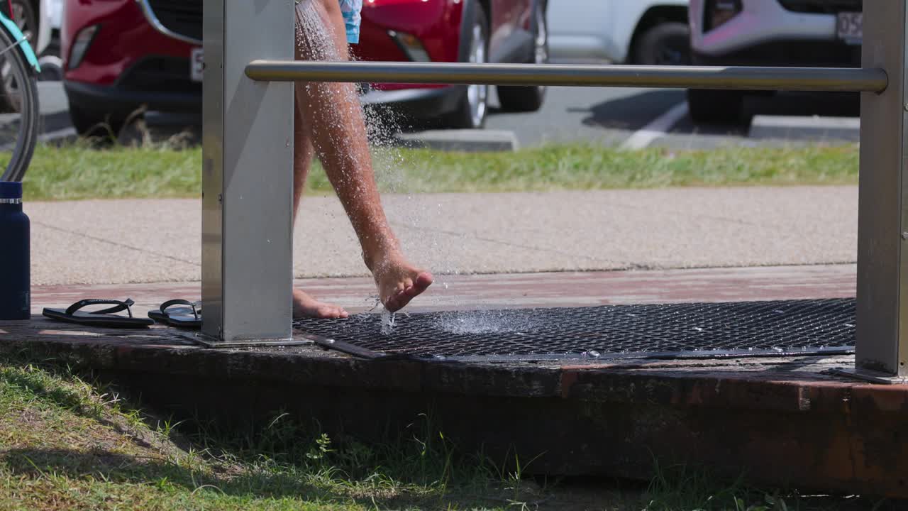 커럼빈 해변 에서 발 을 는 사람