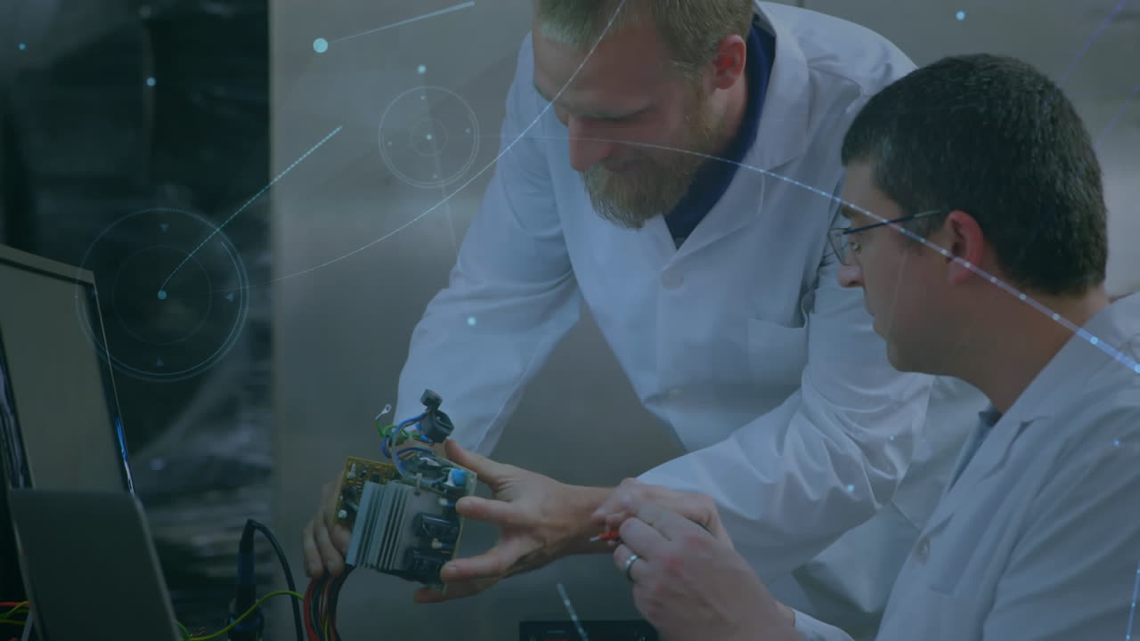 animación de la red de conexiones sobre hombres caucásicos reparando hardware de computadora