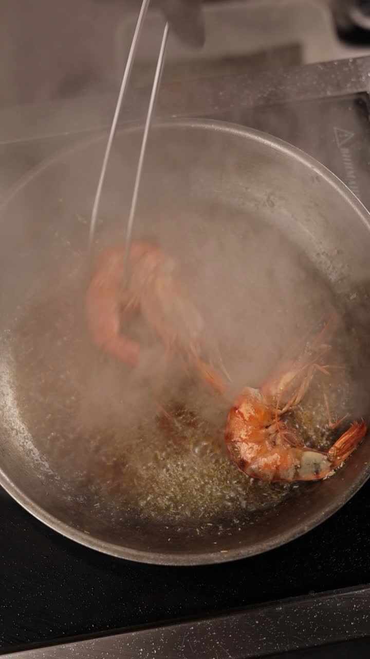 cocinar camarones en una sartén