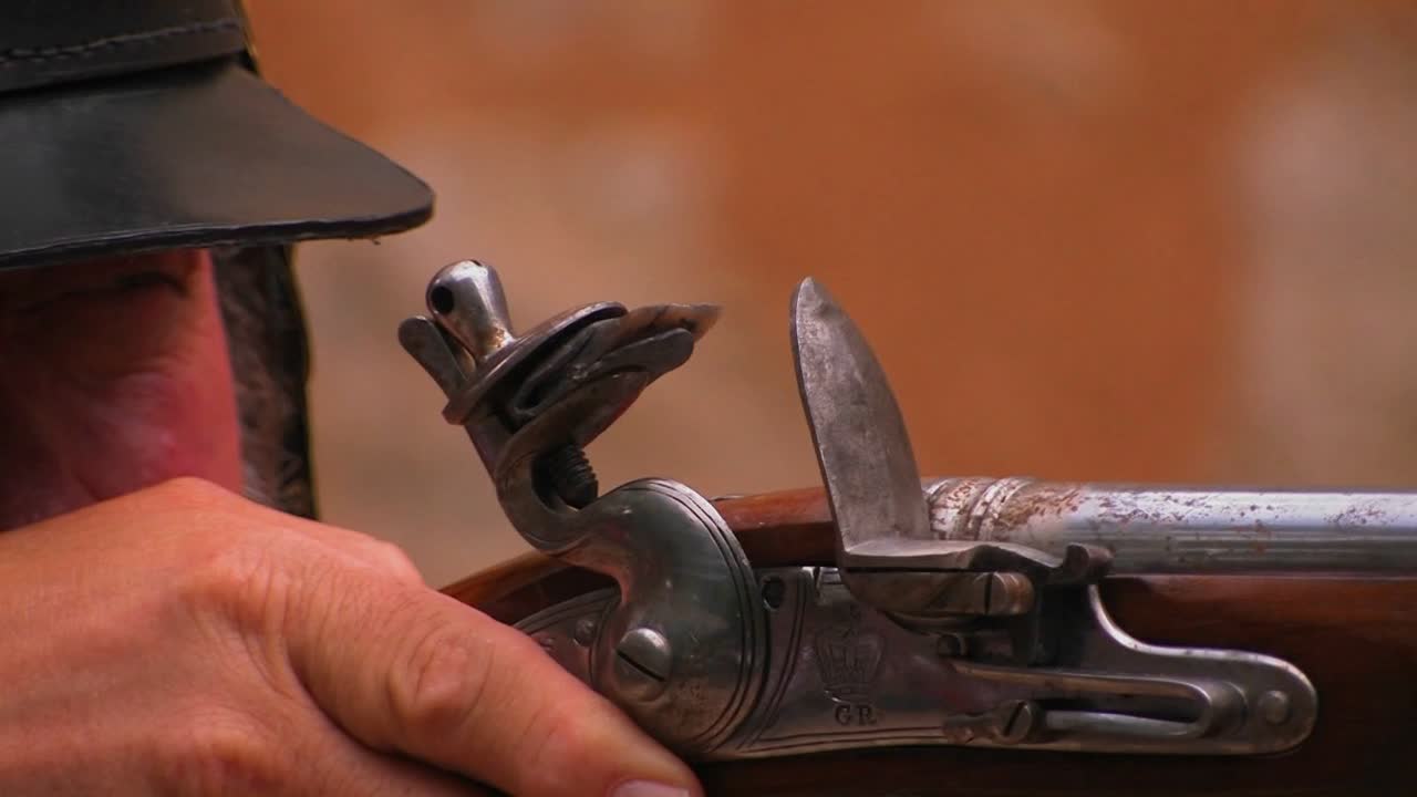 un soldado dispara un mosquete en una recreación de la batalla del álamo 2