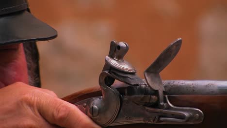 un soldado dispara un mosquete en una recreación de la batalla del álamo 2
