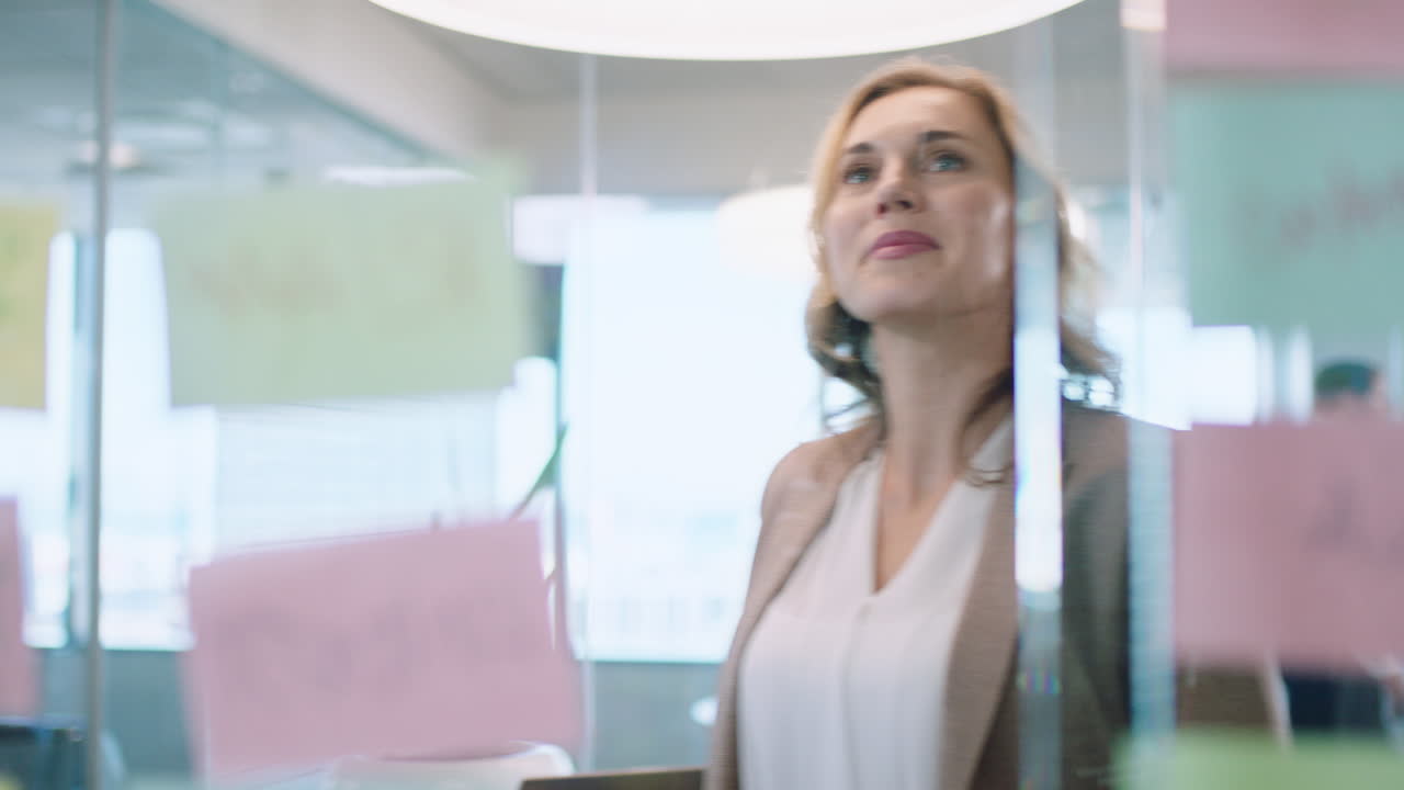 hermosa mujer de negocios usando notas adhesivas lluvia de ideas planificación estrategia resolución de problemas con creatividad mapa mental trabajando en la solución en la oficina 4k