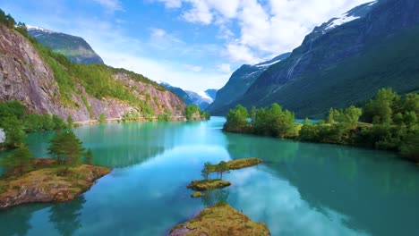 el lago lovatnet es una naturaleza hermosa de noruega.