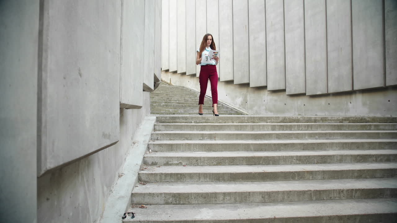 mujer de negocios mirando documentos en la calle. ejecutivo caminando para una reunión