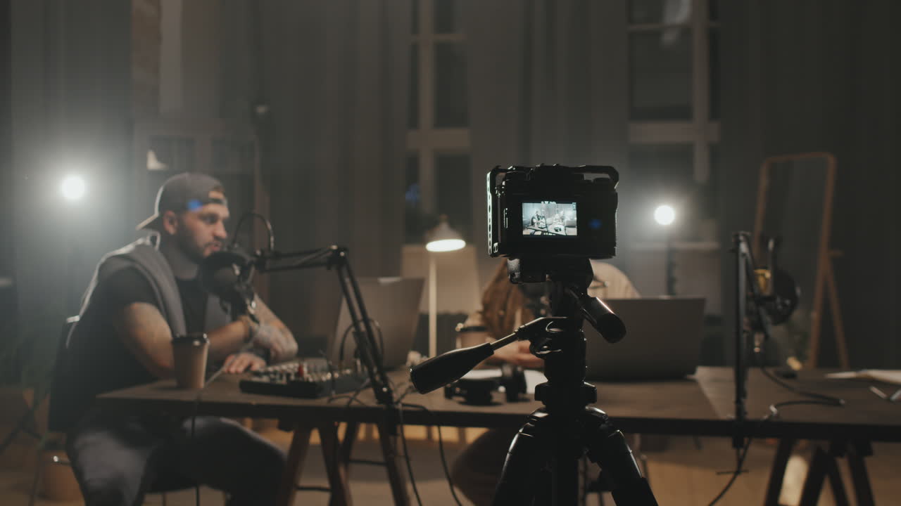 Uomo e donna registrano un podcast in salotto