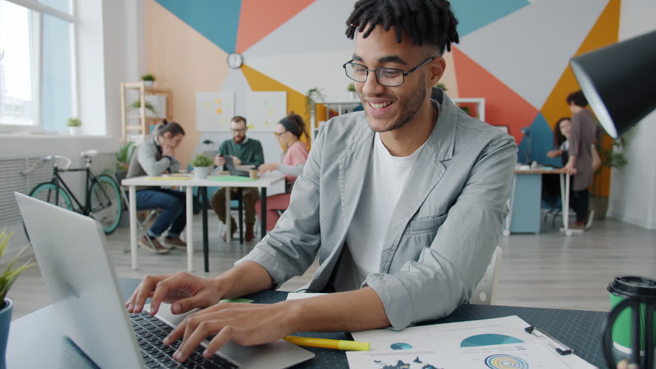 Uomo d'Affari che Lavora al Laptop in un Ufficio Moderno