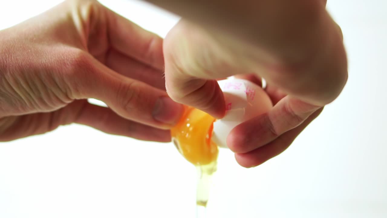 계란을 잡고 깨는 남성 손