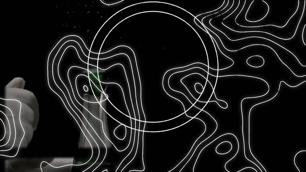 topografía sobre la sección media de una persona abriendo una botella de champán contra un fondo negro