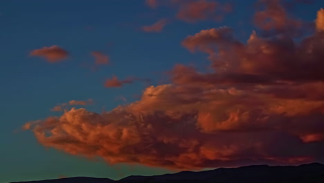 tiro de nubes hinchadas de color rojo anaranjado que pasan por el cielo azul durante el tiempo de la tarde en el lapso de tiempo