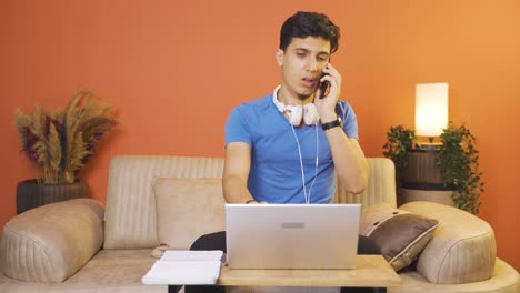 Hombre-Usando-Una-Computadora-Portátil-Hablando-Nerviosamente-Por-Teléfono.