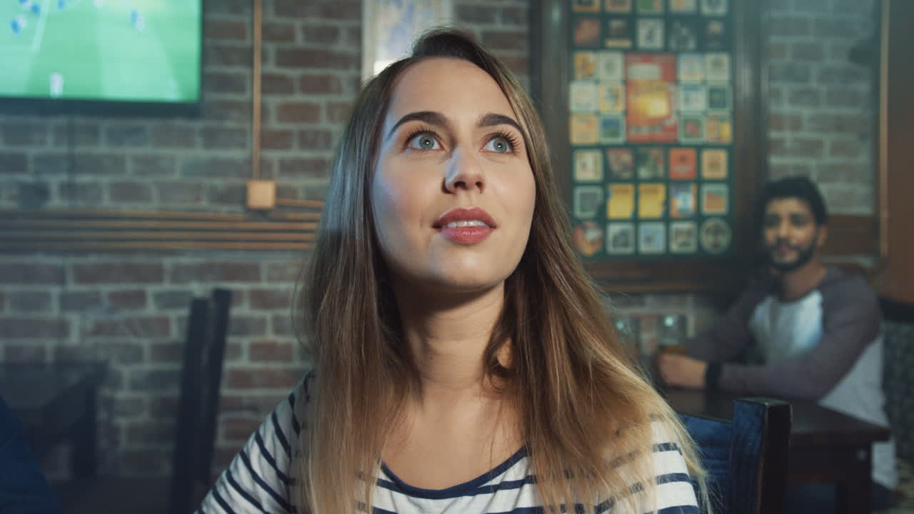 vista de cerca del grupo de amigos multiétnicos celebrando la victoria de su equipo deportivo