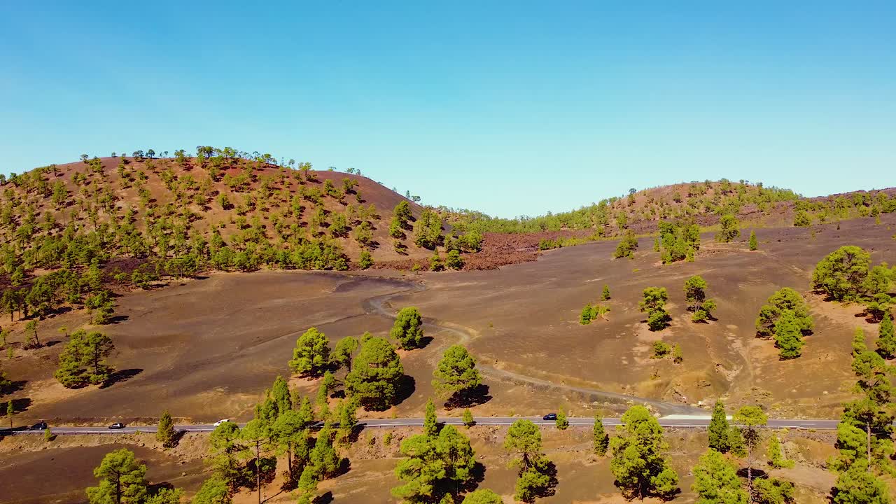 테네리페 섬의 화산 언덕과 시골길, 공중 드론 전망
