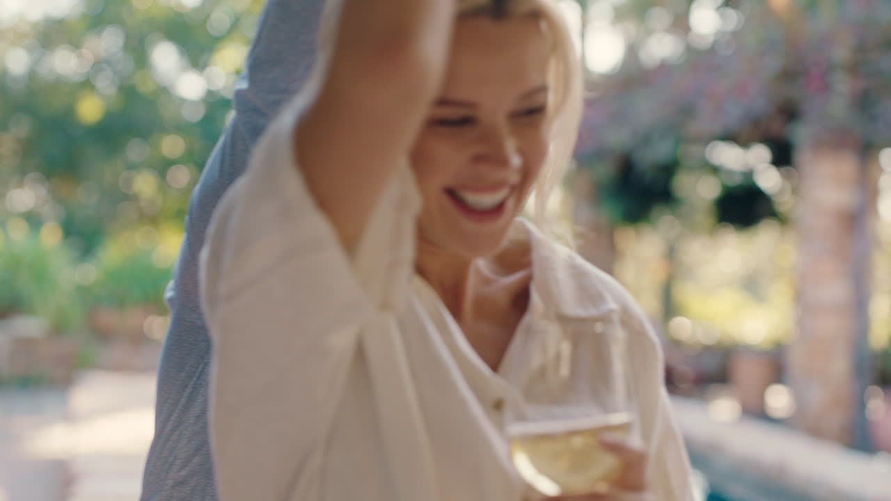 giovane asiatico che balla con una bella donna a una festa estiva amici che bevono vino che si godono la riunione sociale estiva che si divertono a festeggiare in una giornata di sole filmato in 4k