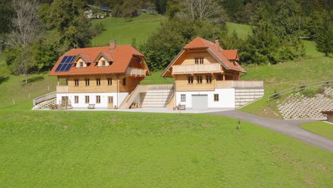 Antenne-Nähert-Sich-Charmanten-Chalets