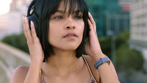 Mujer-Con-Auriculares-Escuchando-Musica