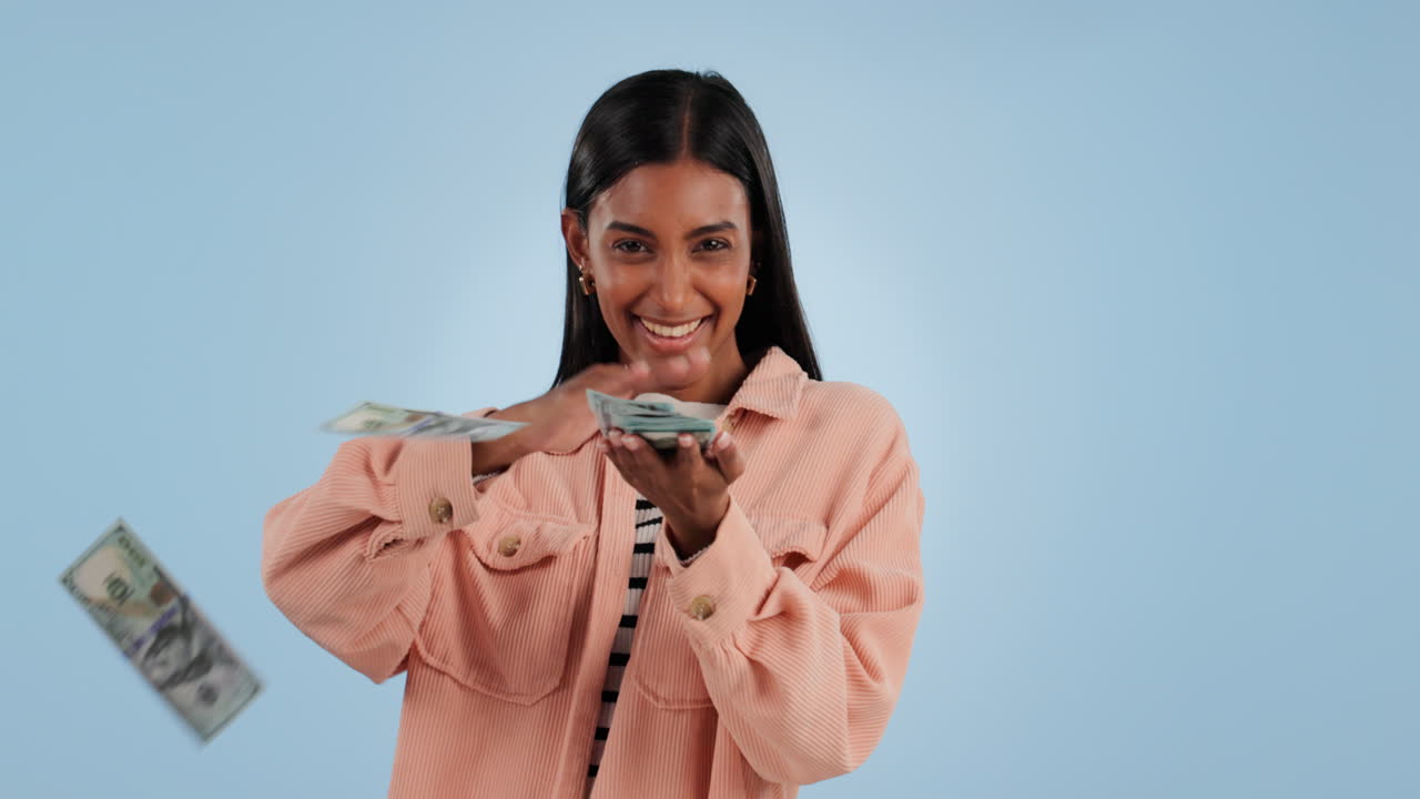 Donna felice, denaro e libertà finanziaria