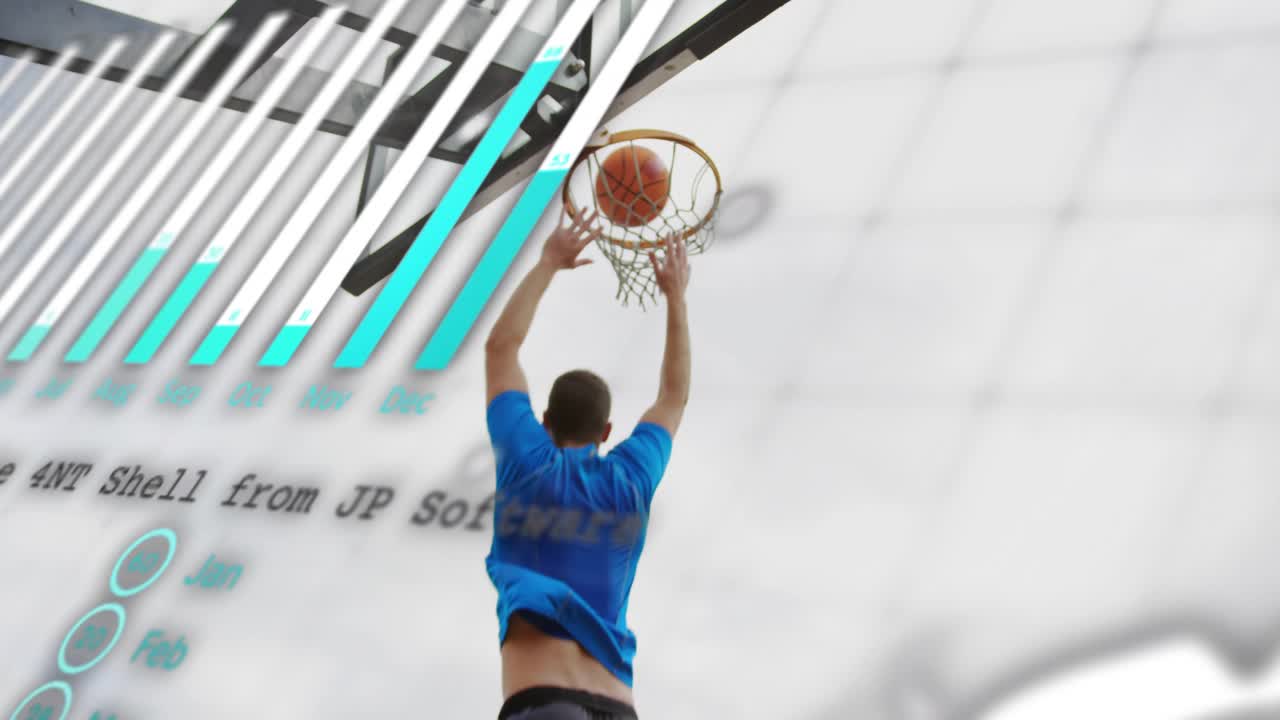Giocatore con maglietta blu che ruba la palla e schiaccia a canestro su un campo da basket sul tetto, mostrando dati sportivi tramite grafici e mappa.