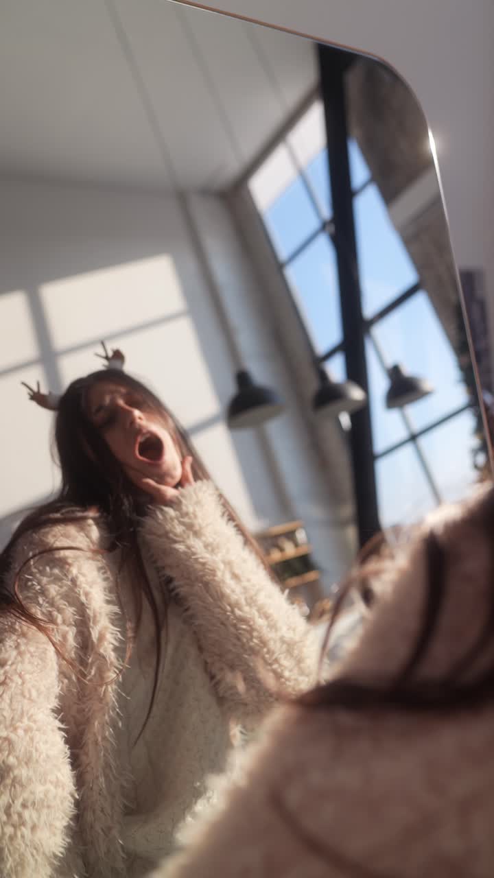 mujer divirtiéndose frente a un espejo