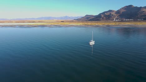 Velero-En-Aguas-Tranquilas-Del-Gran-Lago-Salado,-Utah