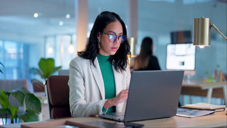 Thinking,-business-and-woman-with-a-laptop