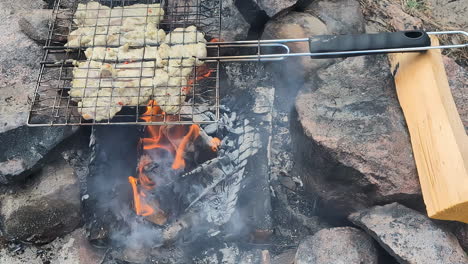 bistec en la parrilla con llamas. concepto de senderismo