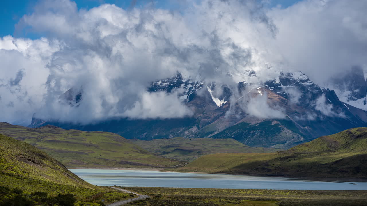 Parco nazionale Torres Del Paine, Cile. Time lapse di nuvole in movimento attorno alla cima delle Ande e sopra il lago glaciale