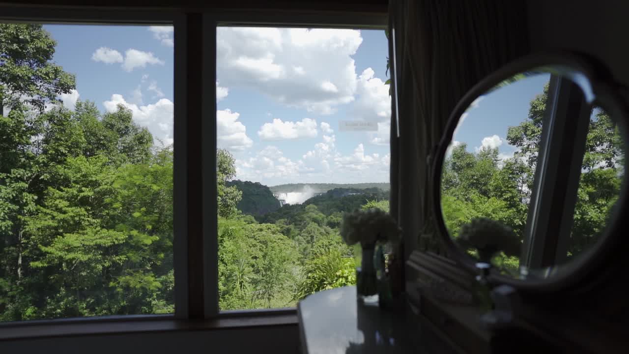 Vista desde la ventana de la cascada en el Parque Nacional Iguazú en la provincia de Misiones, Argentina