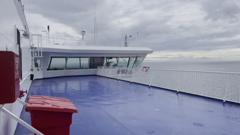puente de control del capitán de un ferry en el camino a alemania con una cubierta exterior azul vacía en mal tiempo