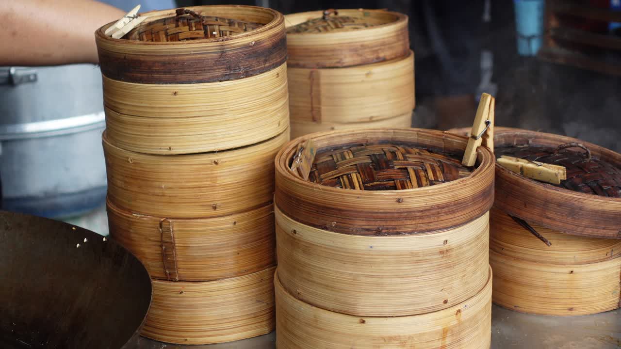 dim sum al vapor en un recipiente de bambú en una pila de niveles chino cantonés comida famosa
