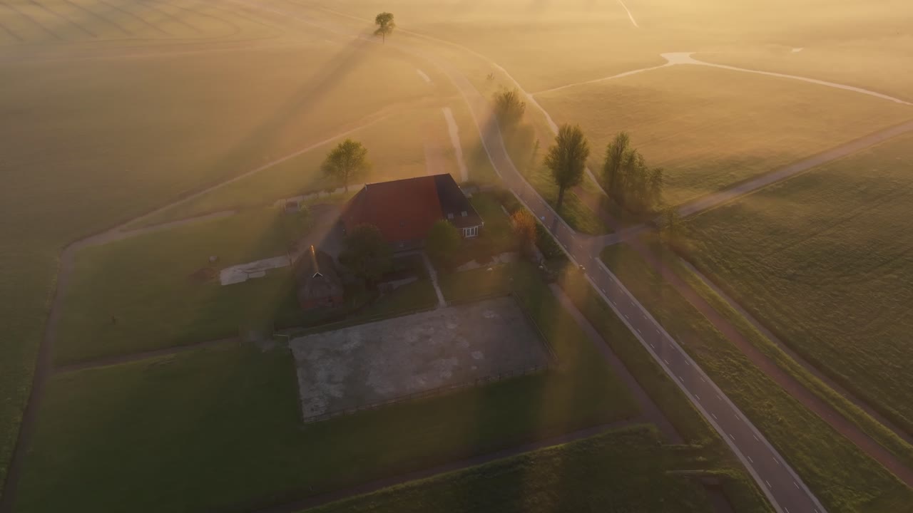 Luftfoto af tåget landbrugsland ved solopgang i landlige Friesland, Holland