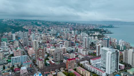 Hyperlapse-Truck-Links-Von-Der-Innenstadt-Von-Viña-Del-Mar-Mit-Wohngebäuden-An-Einem-Bewölkten-Tag,-Chile