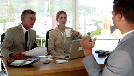 Mujer-De-Negocios-Tomando-Una-Bebida-Caliente-Durante-Una-Entrevista-De-Trabajo