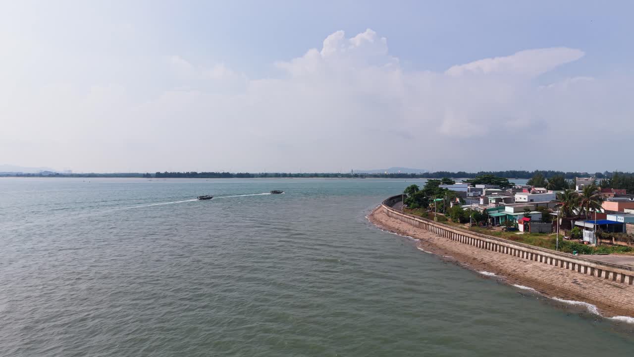 Vista aerea di due barche che entrano nel porto prima della tempesta in Vietnam