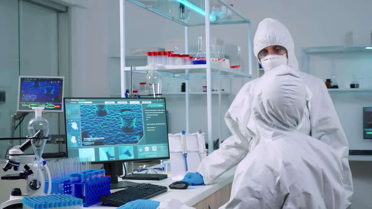 백신을 개발하기 위해 일하는 코버럴을 입은 화학자 팀