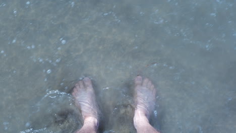 Ich-Stehe-Am-Strand-Und-Schaue-Hinunter,-Während-Die-Wellen-Im-Sommer-An-Meine-Füße-Schlagen