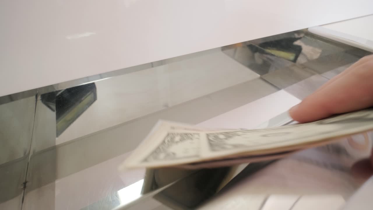 Hånd som leverer euro til kasseapparatet.
