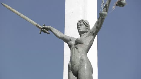un primer plano del monumento a la constitución en san salvador, el salvador
