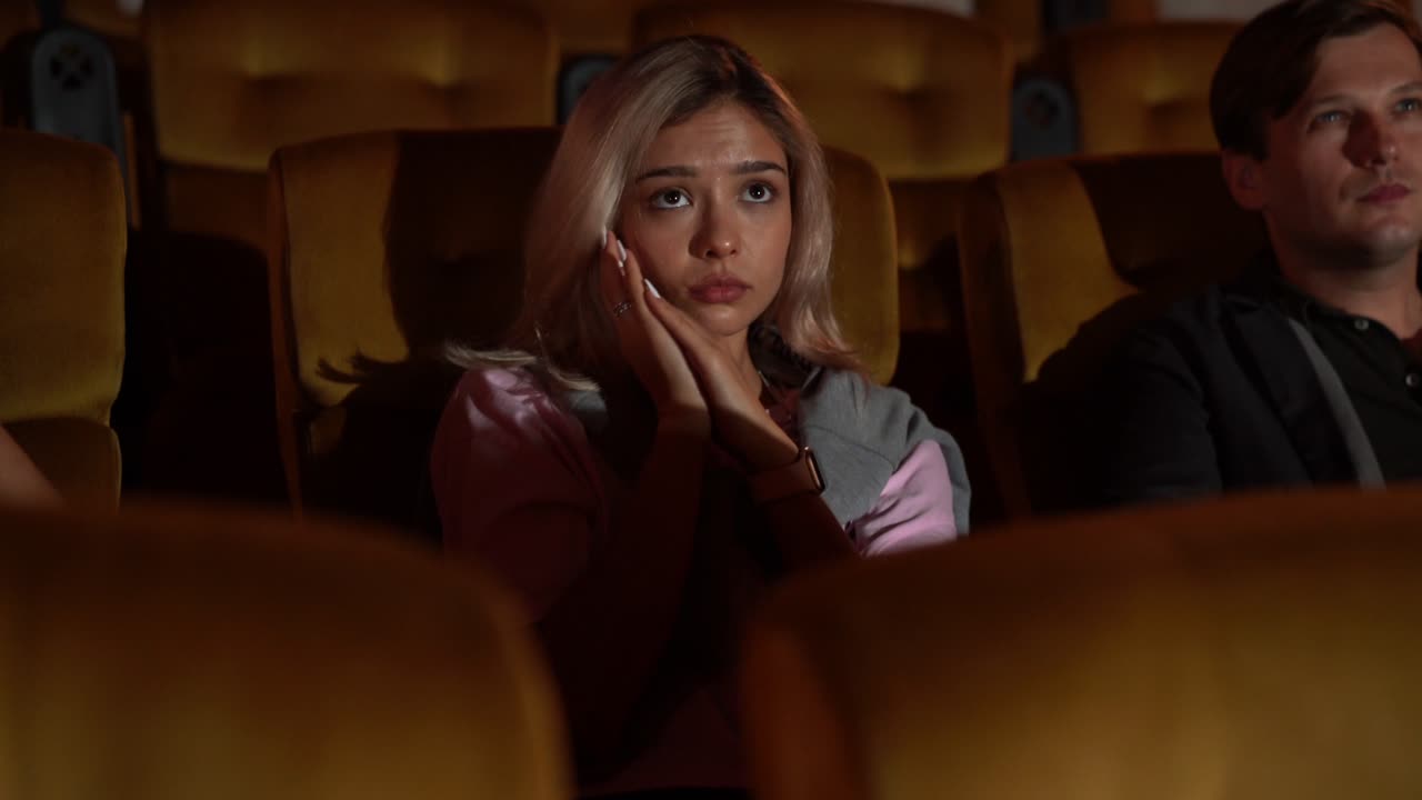 gente viendo películas en el cine.