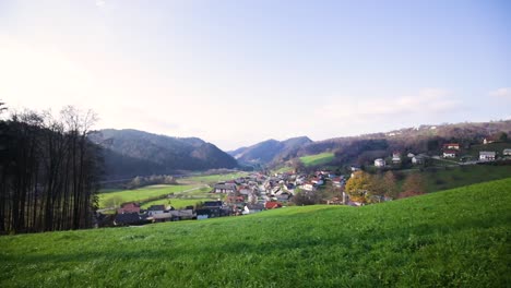 Kleines-Dorf-In-Einem-Grünen-Tal,-Das-über-Die-Weite-Schwenkt