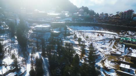 Vista-Aérea-Después-De-La-Nevada-En-Kufri-Shimla