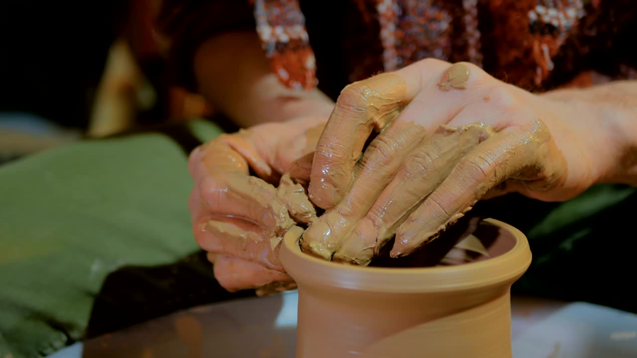 alfarero profesional que trabaja en el taller