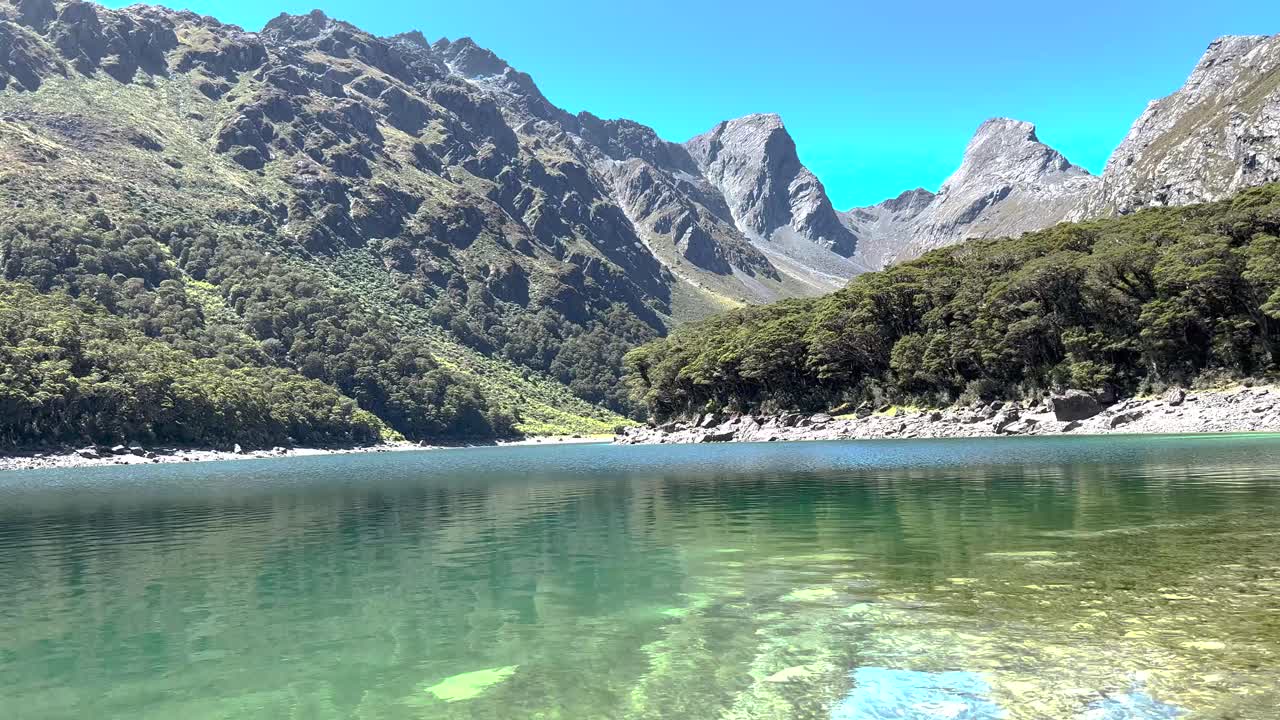 Routeburn Track, Great Walk, Nuova Zelanda. Lago MacKenzie incontaminato e alte montagne, soleggiato.