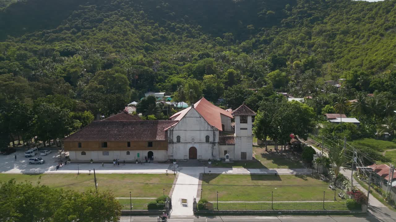 tomada en órbita del edificio de la iglesia más antigua en la provincia de cebu, filipinas