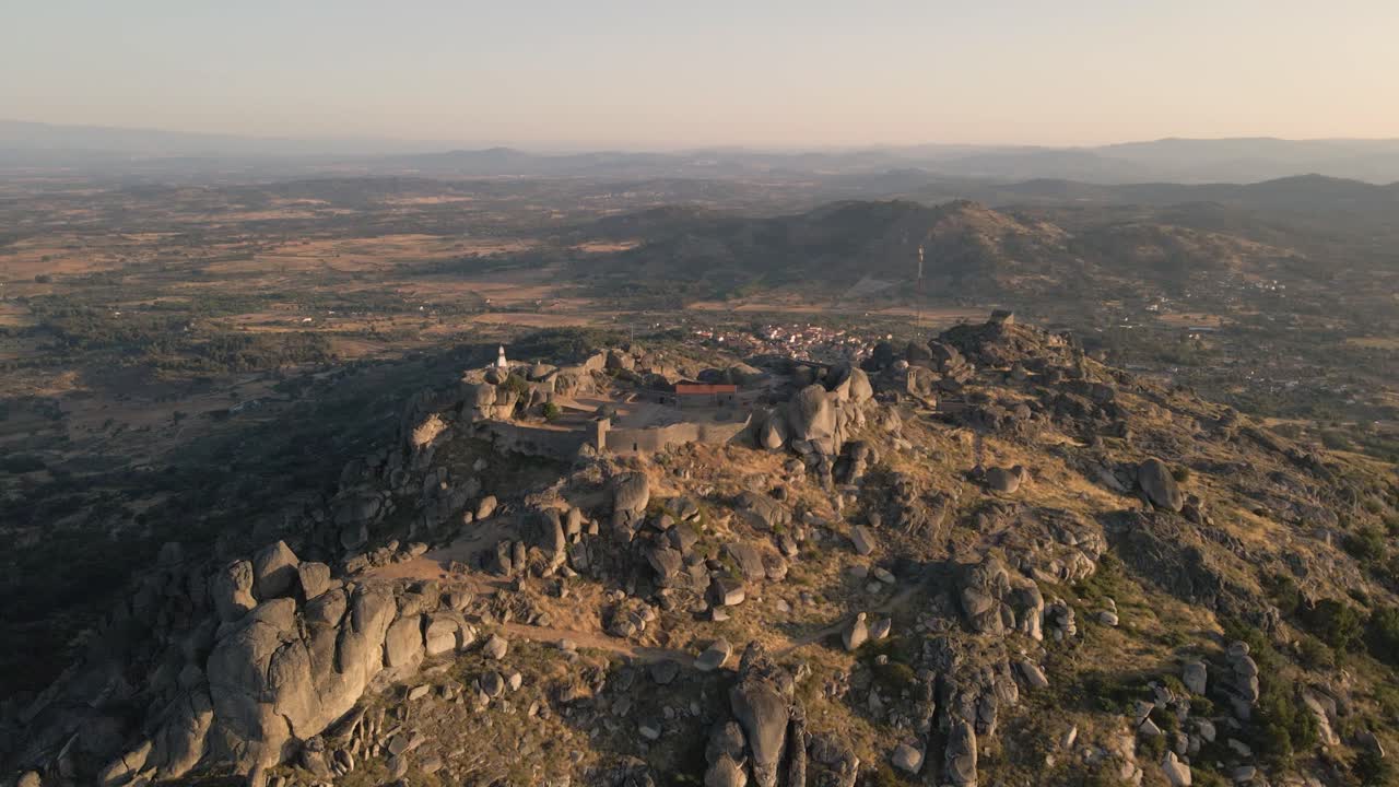 monsanto arruina el castillo y el nuevo pueblo debajo al amanecer, portugal