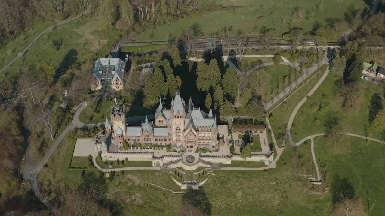 drone - toma aérea del castillo drachenburg con el tren drachenfelsbahn de drachenfels en el fondo siebengebirge cerca de bonn - königswinter 30p