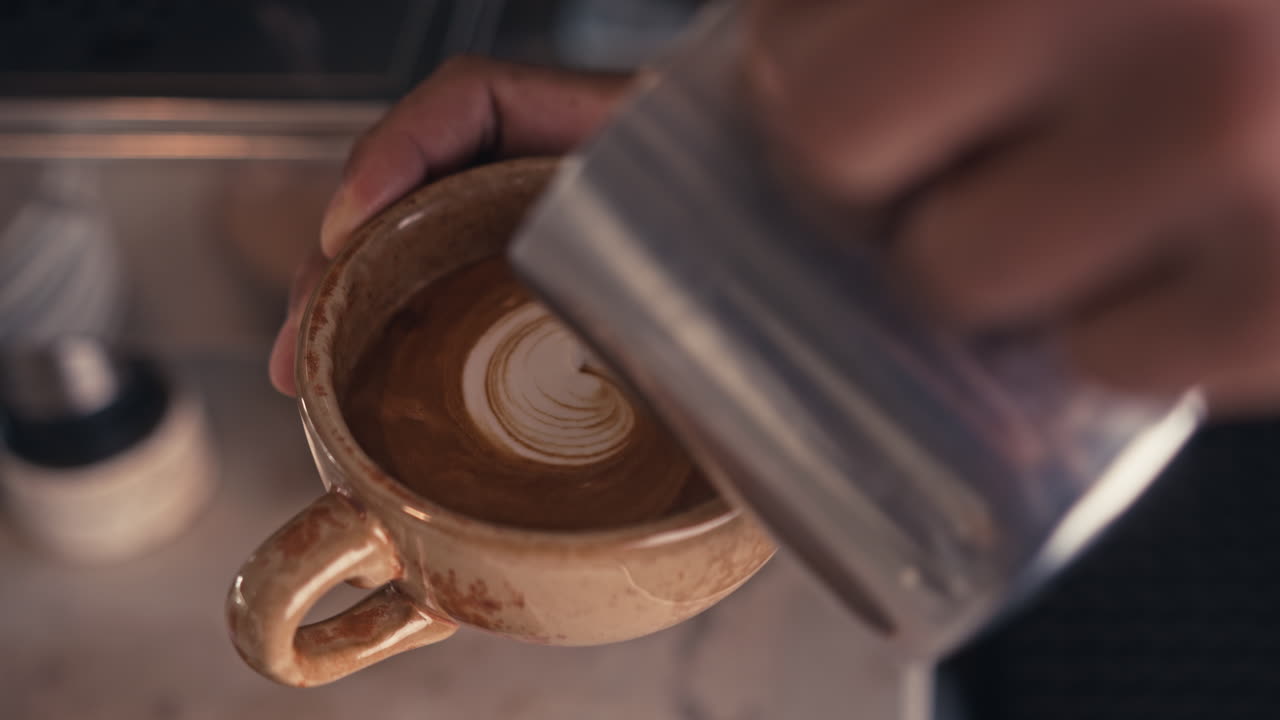 Barista che fa l'arte del latte